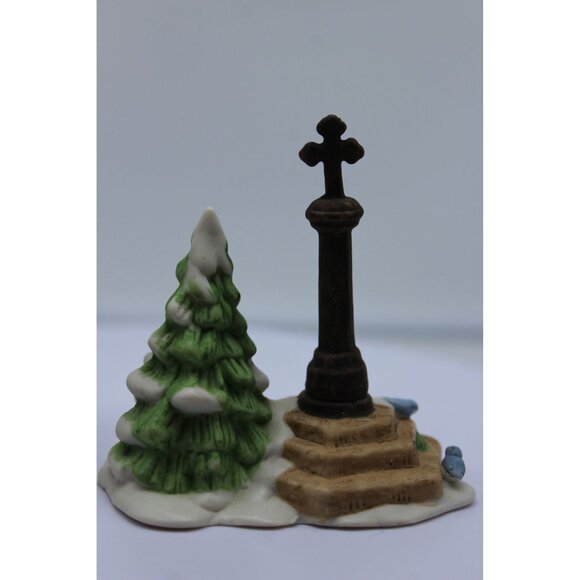 Dept 56 Heritage Village - Town Well & Holy Cross - Picture 3 of 6